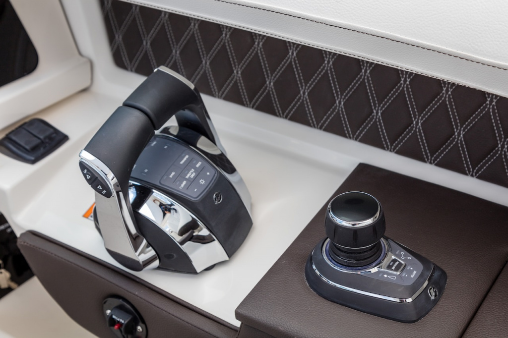 2024-SLX-310-SLX310-helm-DTS-joystick-06617.jpeg