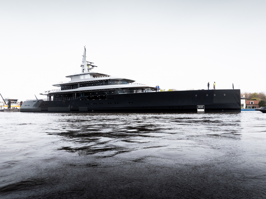 Feadship-826-launch-6.jpg