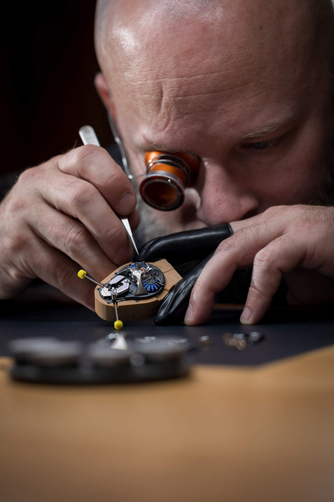 low_res_Bvlgari_x_MBandF_Serpenti_Backstage_10_Hres.jpg