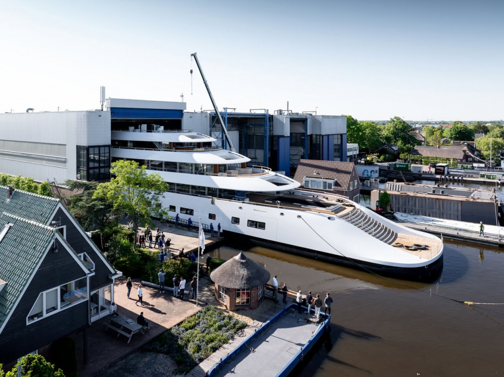 Feadship 824-01.jpg