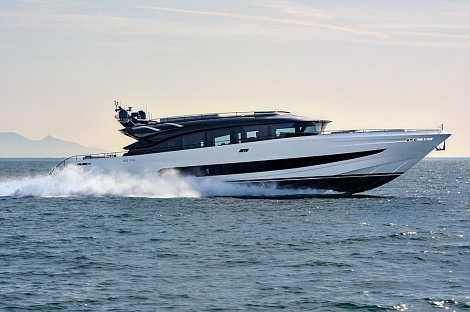 AB Yachts 110: 100 тонн, 6000 «лошадей» и три водомета