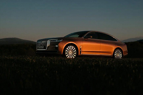 Красный флаг над водопадом